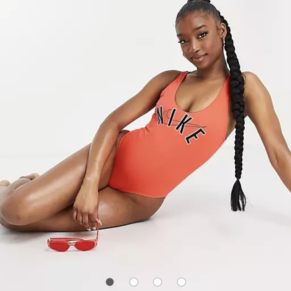 Nike Swimming logo swimsuit in red - Picture 7 of 9